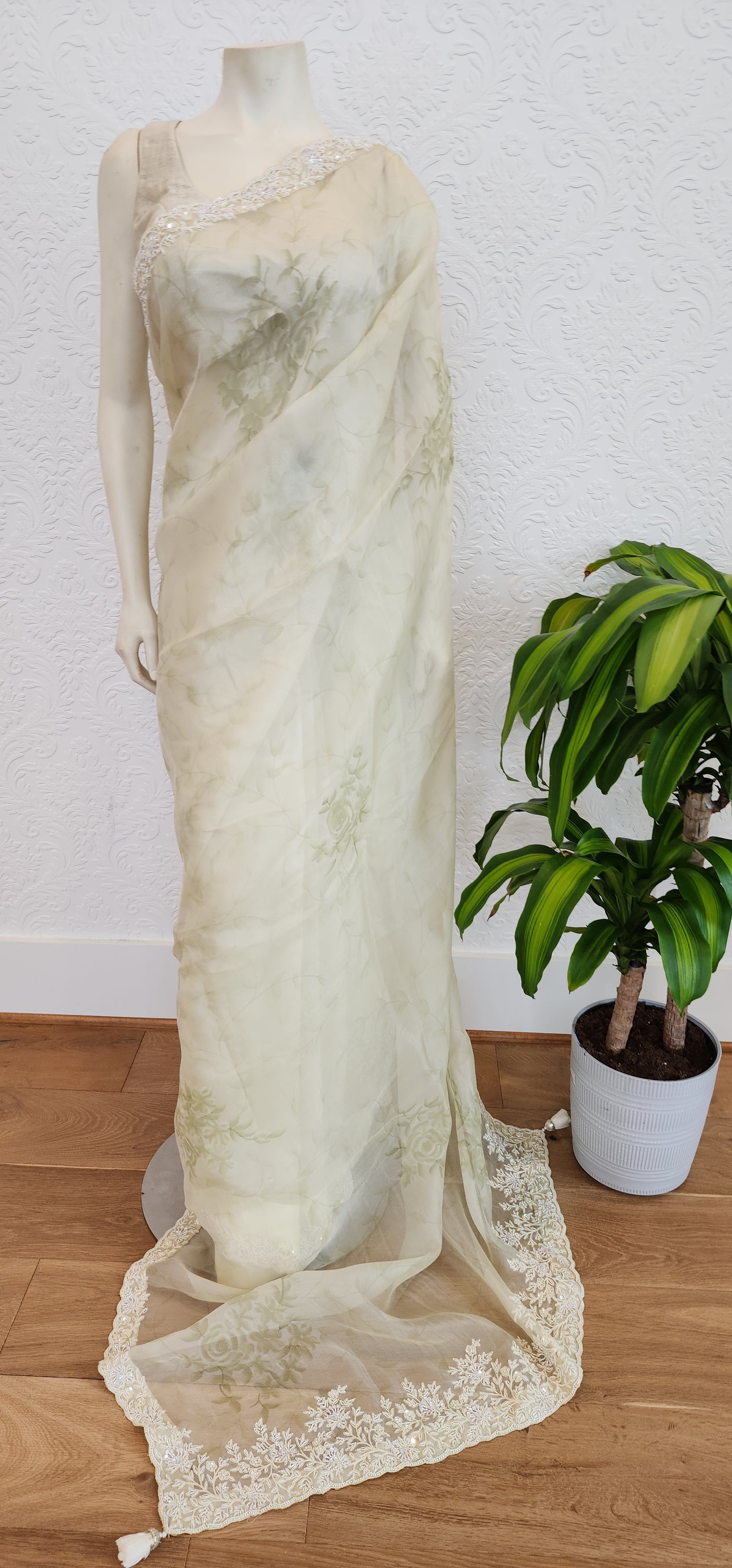 Hand Embroidery Organza Saree W/Blouse.